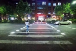 被惊艳了！杭州这条斑马线一踩上去就会发光，很炫酷 - 杭州网