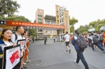 杭州市初中毕业升学文化考试在全市22个考点开考。记者 李忠 摄 - 浙江新闻网