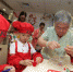 图为：“香袋奶奶”刘素卿与孩子们一起制作香囊。通讯员 朱凡摄 - 浙江新闻网
