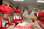 图为：“香袋奶奶”刘素卿与孩子们一起制作香囊。通讯员 朱凡摄 - 浙江新闻网