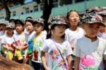 杭州市采荷第二幼儿园的300余名师生来到武警杭州支队执勤三中队。滕洋摄 - 浙江新闻网
