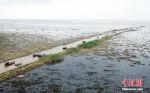 从2002年起，鄱阳湖开始实行全湖范围禁渔制度，在每年3月20日12时至6月20日12时的禁渔期内，禁止所有捕捞作业。图为航拍下的船只列队出发捕鱼，场面壮观。 陈斌 摄 - 浙江新闻网