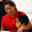 当地时间2018年6月22日，美国马里兰州林西克姆，一对母子在巴尔的摩/华盛顿瑟古德-马歇尔国际机场团聚。 - 浙江新闻网
