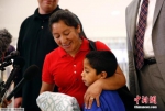 当地时间2018年6月22日，美国马里兰州林西克姆，一对母子在巴尔的摩/华盛顿瑟古德-马歇尔国际机场团聚。 - 浙江新闻网