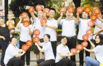 在建党97周年之际 老党员制作党徽风筝送给新党员 - 杭州网