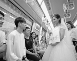 昨天的杭州地铁里，女孩身披婚纱向男友浪漫求婚 - 浙江新闻网