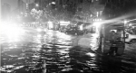 杭州余杭区临平北沙西路一带积水严重，许多车子熄火在路上。本报记者 胡元勇 摄 - 浙江新闻网