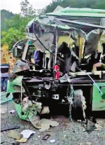 淳安发生大客车与工程车相撞事故 大巴车半个车身被削去 十多人受伤 - 杭州网