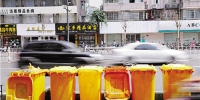 7月8日，杭州环北小商品市场边摆放着的垃圾桶。本报记者 姚群 石怡锋 王晨辉 摄 - 浙江新闻网