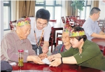 在滨江区绿康阳光家园，志愿者帮老人过生日 - 浙江网