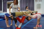 7月16日，教练曾潘潘在贵州榕江县少年儿童业余体操运动学校内对小学员进行指导。 - 浙江新闻网