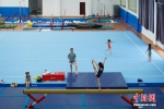 7月16日，小学员在贵州榕江县少年儿童业余体操运动学校内进行体操训练。 - 浙江新闻网