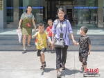 7月16日，贵州榕江，小学员训练结束后跟随家长离开学校。 - 浙江新闻网