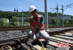 图为：杭州杭港地铁有限公司信号段场检修队在进行检修工作。　王刚 摄 - 浙江新闻网