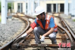 图为：杭州杭港地铁有限公司信号段场检修队在进行检修工作。　王刚 摄 - 浙江新闻网