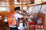海事人员上船指导船户做好封仓工作　湖州港航提供　摄 - 浙江新闻网