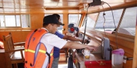 海事人员上船指导船户做好封仓工作　湖州港航提供　摄 - 浙江网