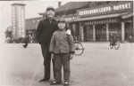 1971年2月，和弟弟送客去城站火车站后，在站前留影。快拍小友 家有一宝 摄 - 浙江新闻网