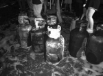 杭氧宿舍起火 火场里拎出八个煤气瓶 - 杭州网