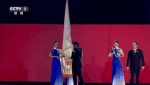 亚运会闭幕式上 浙大这位姑娘从杭州市市长手中接过会旗！ - 杭州网