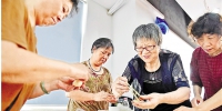 居民一起动手做月饼，共迎中秋佳节 - 杭州网