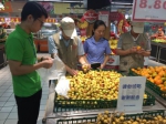 杭州市市场监管部门对冬枣进行监督抽检。杭州市市场监管局供图 - 浙江新闻网