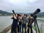 图为：爱鸟人士在三门湾观鸟、拍鸟。台州市爱鸟协会供图 - 浙江新闻网