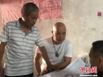 张金华与社区居民在一起 鹿城区委宣传部供图 - 浙江新闻网