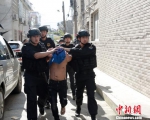 图为：警方抓获犯罪嫌疑人　台州公安供图　摄 - 浙江新闻网