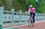 单车骑行爱好者在风中飞驰。 钱晨菲 摄 - 浙江新闻网