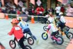 30余位萌娃参与儿童平衡滑步车体验赛。 钱晨菲 摄 - 浙江新闻网