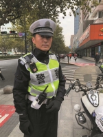 美国小伙杭州街头骑电动车逆行被拦 想以不懂中文蒙混过关……这个关你还真过不了 - 杭州网
