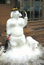 杭州保安杜金钱年年冬天堆雪人堆出大名气 昨天凌晨3点出门堆了个喜庆的“二师兄” - 杭州网