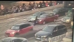 前面就是交警，杭州女司机竟然开车顶了过去！还喊：谋杀啊 - 杭州网