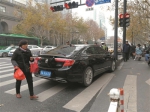 凤起东路双菱路口斑马线上 66岁张大伯被撞飞 - 杭州网
