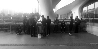 杭州“史上最严控烟令”实施后情况如何？记者实地探访萧山机场和火车东站 - 杭州网