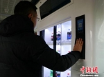 “熊猫”公交车内，扫手脉可自助购物 周璀璇 摄 - 浙江新闻网