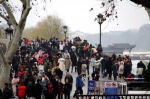 图为：断桥上挤满游客。柱子（通讯员）摄 - 浙江新闻网