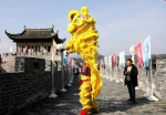 图为：城墙上的舞狮引得游客驻足。 王刚 摄 - 浙江新闻网