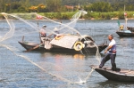 富阳区场口镇东梓关村码头上，渔民们正在富春江中捕鱼。 - 杭州网