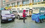 幼儿园门口挤满违停车辆 家长每天带着孩子车缝中“钻进钻出” - 杭州网