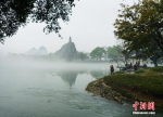 3月28日，平流雾中的桂林老八景“塔山”。唐梦宪 摄 - 浙江新闻网