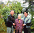 俞平伯之女20年前前来德清拜谒俞平伯铜像　朱炜　摄 - 浙江新闻网