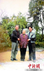 俞平伯之女20年前前来德清拜谒俞平伯铜像　朱炜　摄 - 浙江新闻网