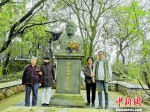 俞平伯的外孙女们在俞平伯纪念铜像前合影留念 沈晓颜 摄 - 浙江新闻网