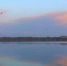 春日清晨，彩霞倒映在水面，水天一色。芦水湾生态景区位于张掖滨河新区水源涵养区。　吴学珍　摄 - 浙江新闻网