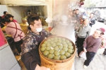 做传统美食的“马路小店”成了“新网红”！一天卖出10000只青团，想吃就得排长队 - 杭州网