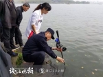 捂脸哭！又有人苹果手机掉西湖了！湖里还捞出了这些“宝贝” - 杭州网