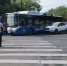 杭州老人骑车与公交车相撞 整个人被压在车底！几十个人瞬间冲过去... - 杭州网