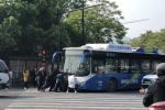 杭州老人骑车与公交车相撞 整个人被压在车底！几十个人瞬间冲过去... - 杭州网